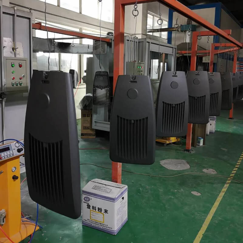 ¿Cómo rociar polvo en la carcasa de la farola LED?